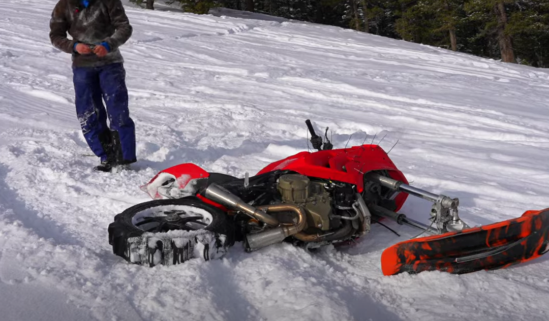 Ducati á skíðum og nelgdum skóflum.