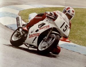 í annað skipti á braut. Donington, Goddards í rigningu og roki sem er ekki talið mjög gott þar sem að East Midland flugvöllurinn er þarna við hliðiná og er Donington Park talin mjög hál í rigningu þar sem að flugvélaeldsneyti er úðað á brautina í flugtaki. Yamaha FZR400RR SP sem á að snúast í 17.000rpm en var limitað í c.a. 14.000rpm en ég gerði mitt besta til að ná því í 17.000 rpm við niðurgírun