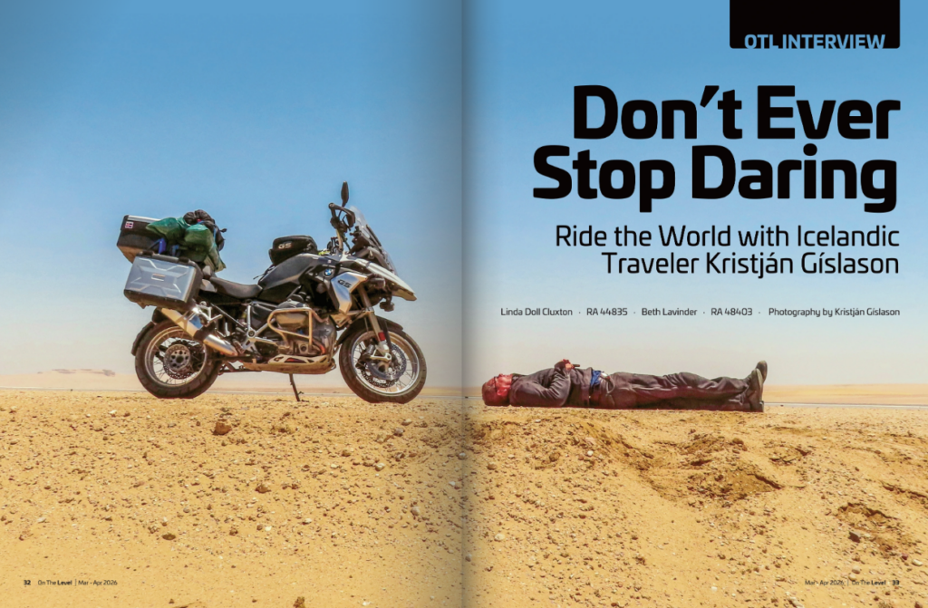 Miðopnumyndin á tímaritinu On the Level Kristján liggur á jörðinni fyrir framan hjólið og hvílir sig.